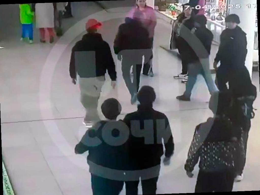 Мужчина подрался с подростками в сочинском ТЦ