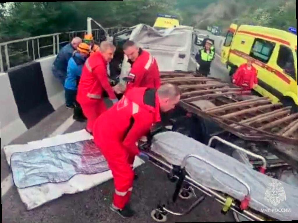 Спасатели помогли водителю после аварии на Мамайском перевале в Сочи