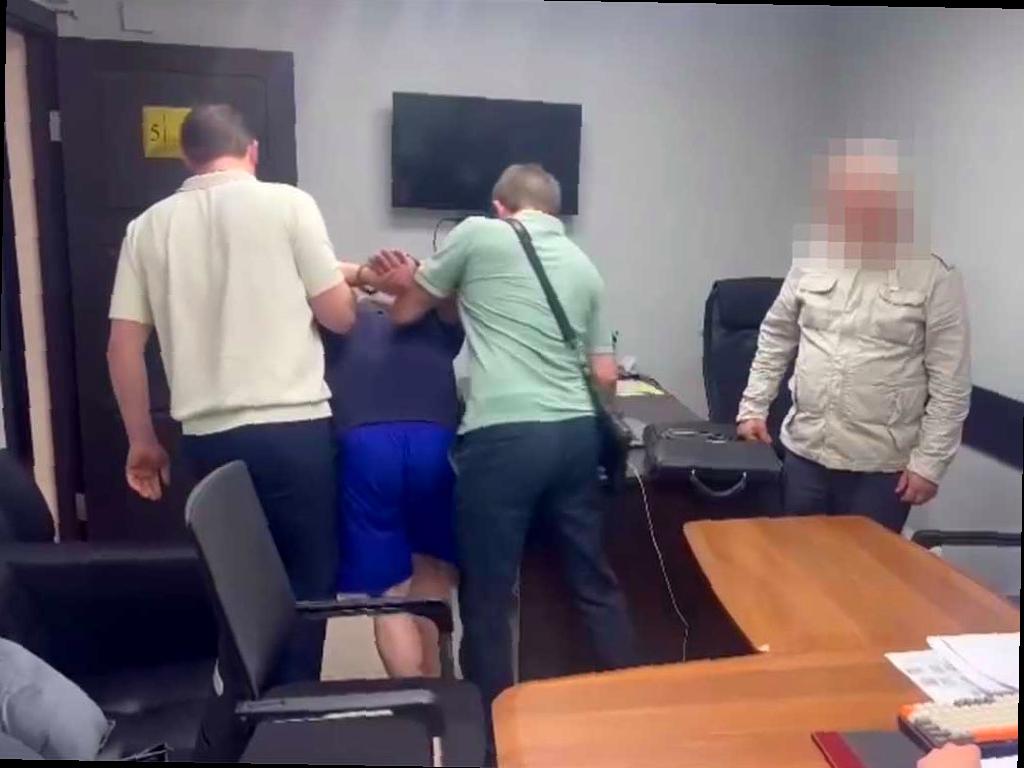 В Сочи произошло трагическое событие: мужчина задушил приехавшую из Москвы девушку. По информации Следственного комитета, обвинение в убийстве было предъявлено 29-летнему жителю города.