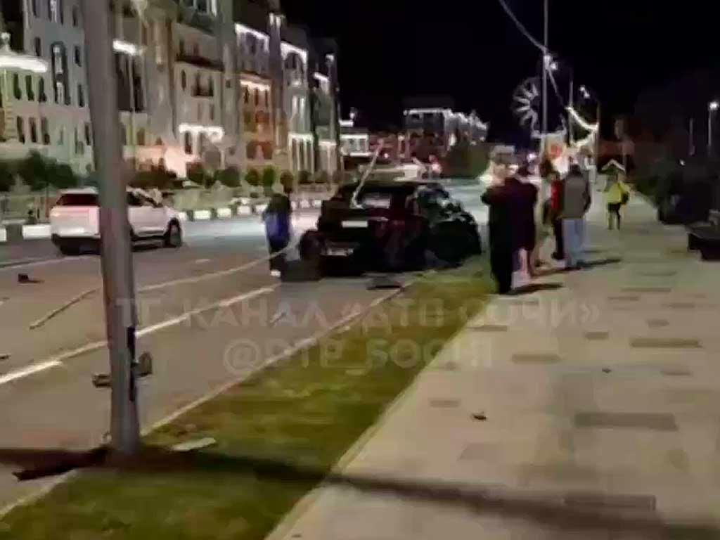 В поселке Эсто-Садок в Сочи произошла авария с участием внедорожника «Мерседес». Поздно ночью водитель потерял управление и врезался в дорожное ограждение на улице Эстонской. Автомобиль преодолел около 30 метров и остановился на велосипедной дорожке. Пешеходы не пострадали, но о состоянии водителя пока нет информации. Подробности можно узнать в телеграм-канале «ДТП Сочи». (Фото: ДТП Сочи / t.me/dtp_sochi)