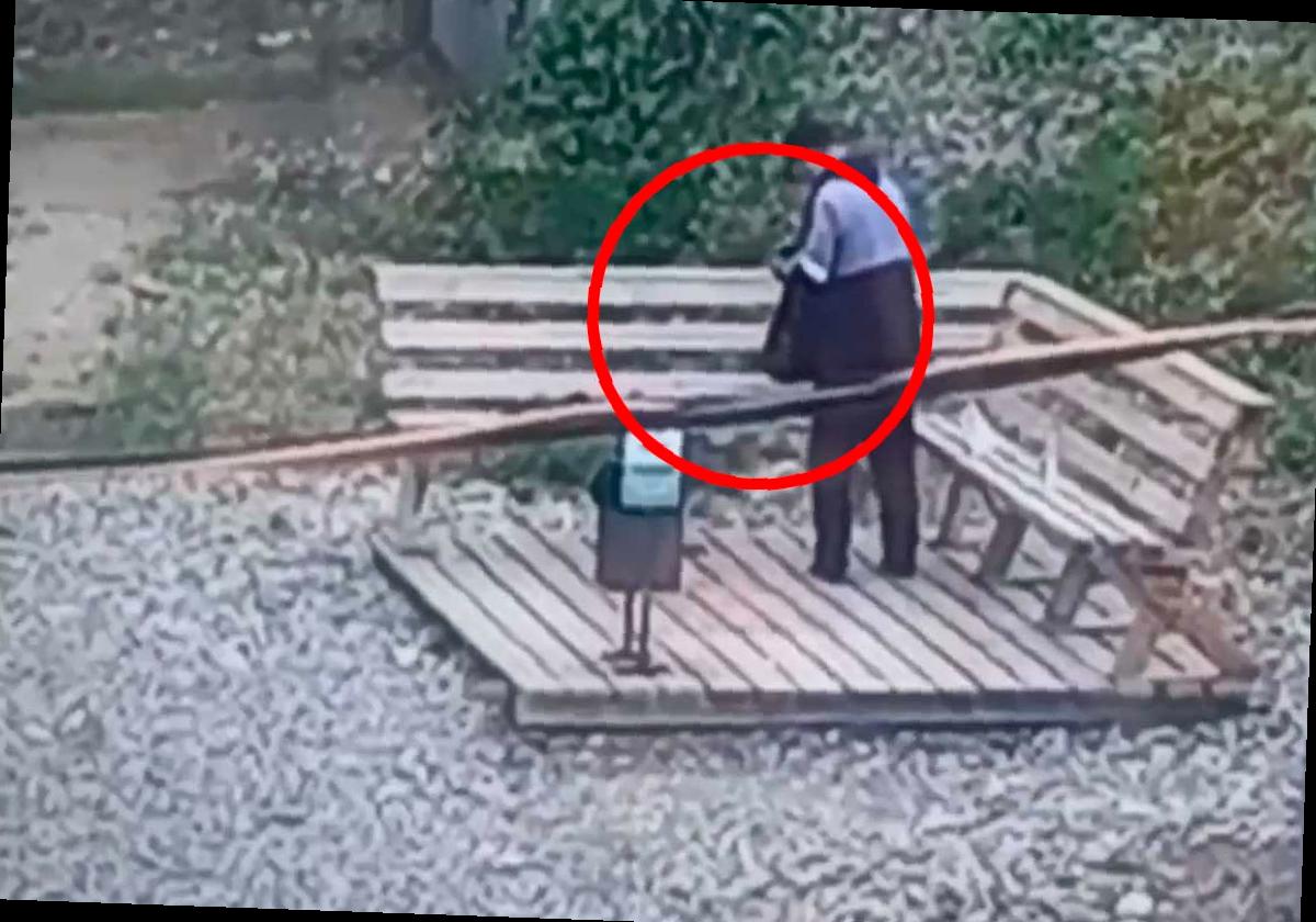 Мужчину из Сочи подозревают в краже, за что ему грозит длительное заключение. Всё произошло на Мамайке, когда он увидел без присмотра оставленный рюкзак на лавочке. Решив проверить его содержимое, он похитил 25 тысяч рублей и скрылся. Однако камера видеонаблюдения зафиксировала все его действия, что помогло правоохранителям быстро найти преступника. Возбуждено уголовное дело, за что мужчине грозит до 5 лет тюрьмы. Будьте бдительны и не нарушайте закон, чтобы избежать неприятностей. Более подробно о случаях краж в Сочи можно узнать на сайте sochinews.io. (Фото: УВД по городу Сочи)
