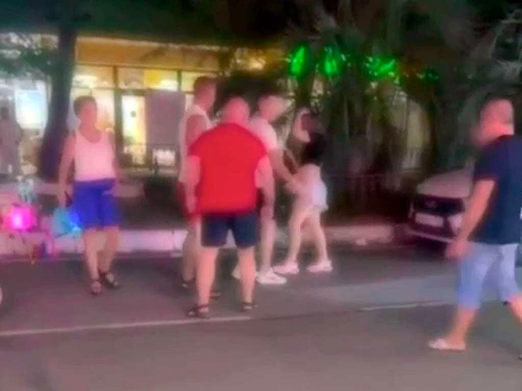 Драка в центре Адлера: агрессивные туристы избили девушку