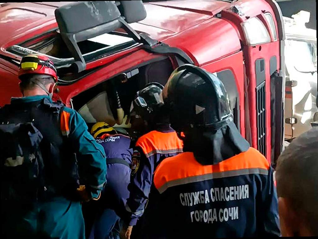 В Сочи женщину зажало в грузовике после аварии
