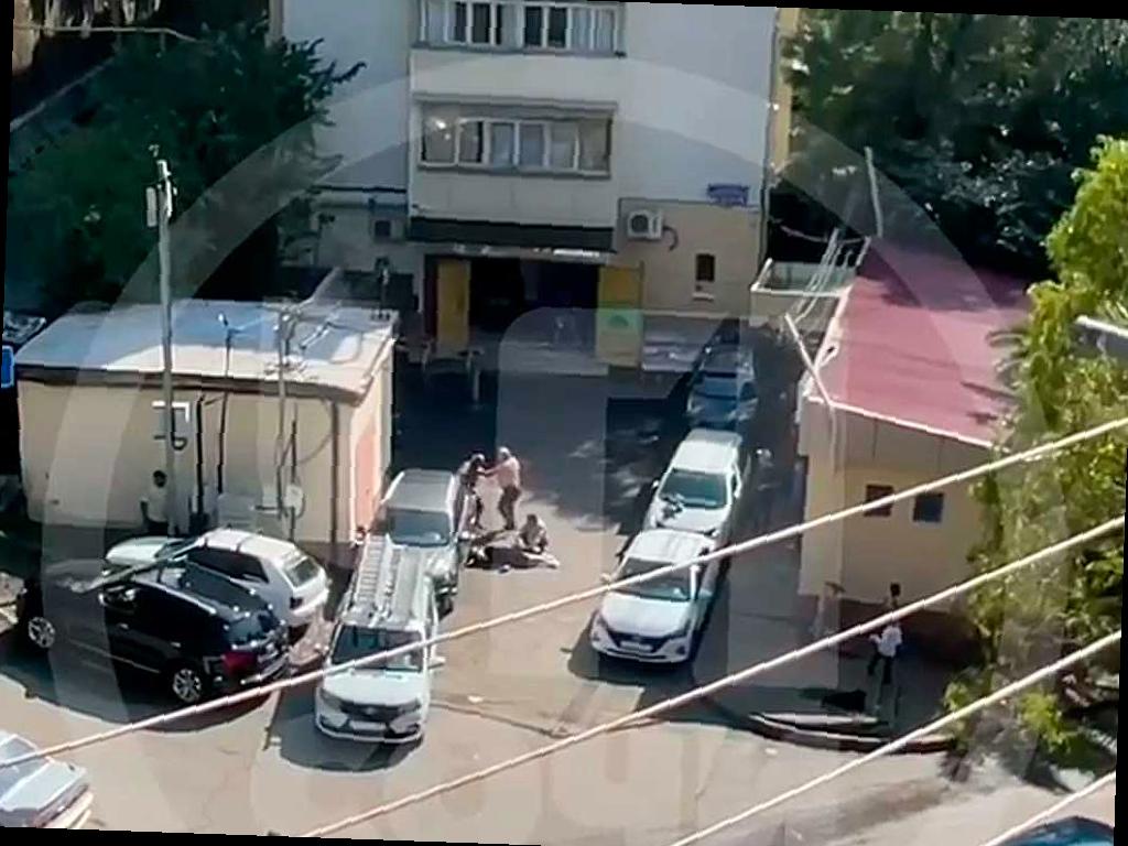 В Хостинском районе Сочи произошел инцидент: мужчина в форме ранил другого человека. Согласно информации из телеграм-канала «ЧП Сочи», конфликт случился во дворе жилого дома. Свидетели утверждают, что неадекватное поведение мужчины, вероятно, связано с его опьянением: он шатался, угрожал и в итоге из ножа атаковал своего оппонента.