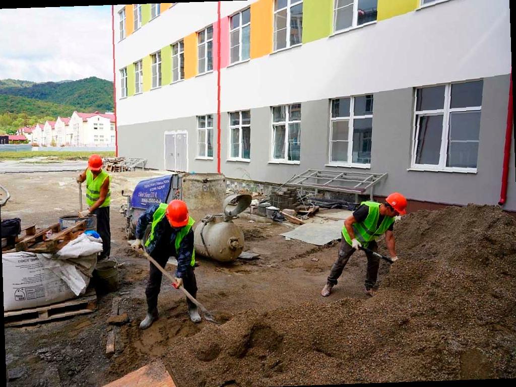 Готовность новой школы в Лазаревском районе Сочи превышает 83%