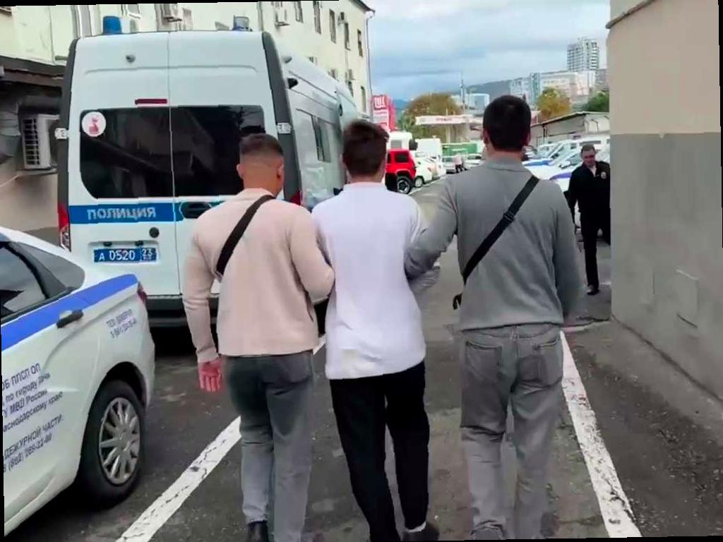 В центре Сочи приезжий, угрожая ножом, отнял у прохожего сумку