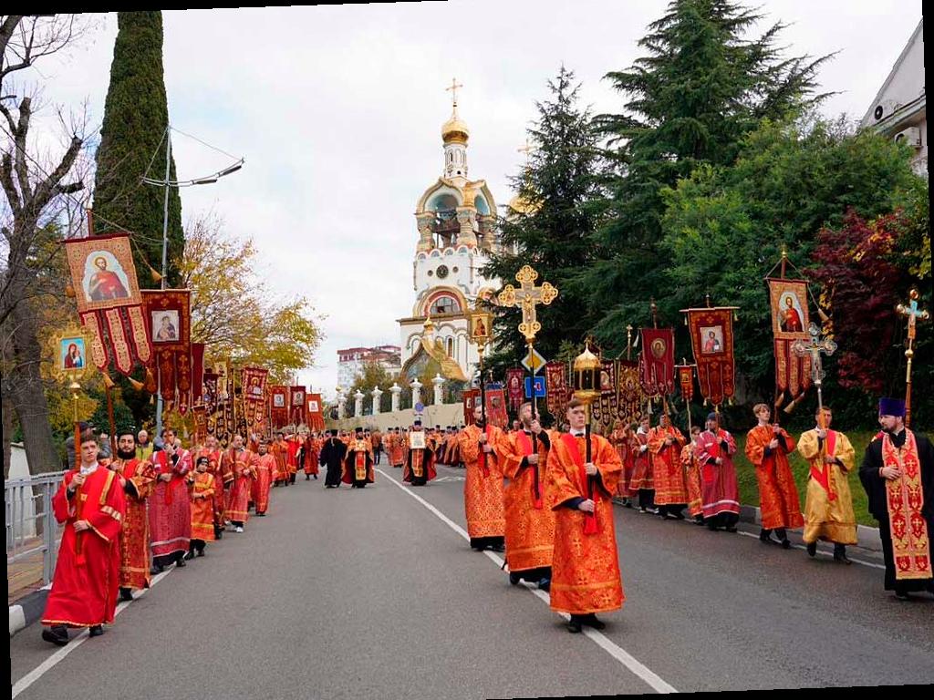 В Сочи временно ограничат движение из-за крестного хода