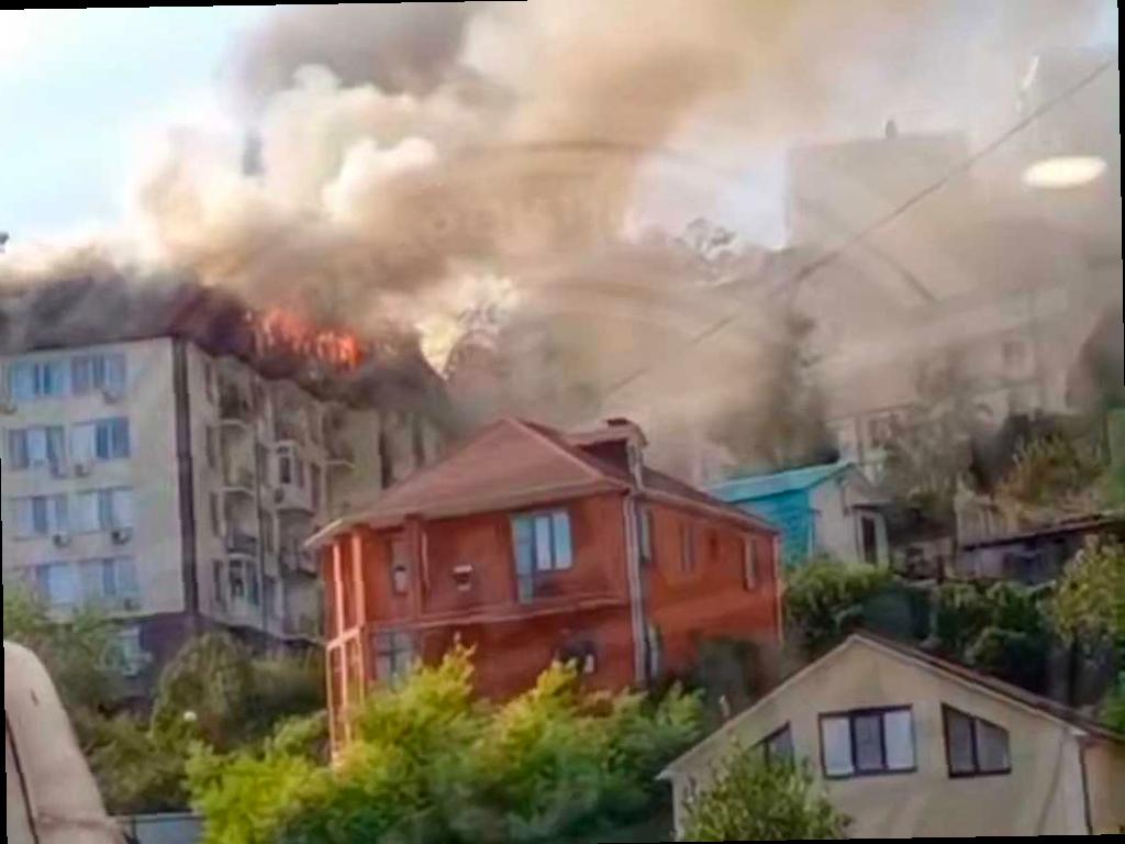 В Сочи горит многоэтажный дом на улице Альпийской