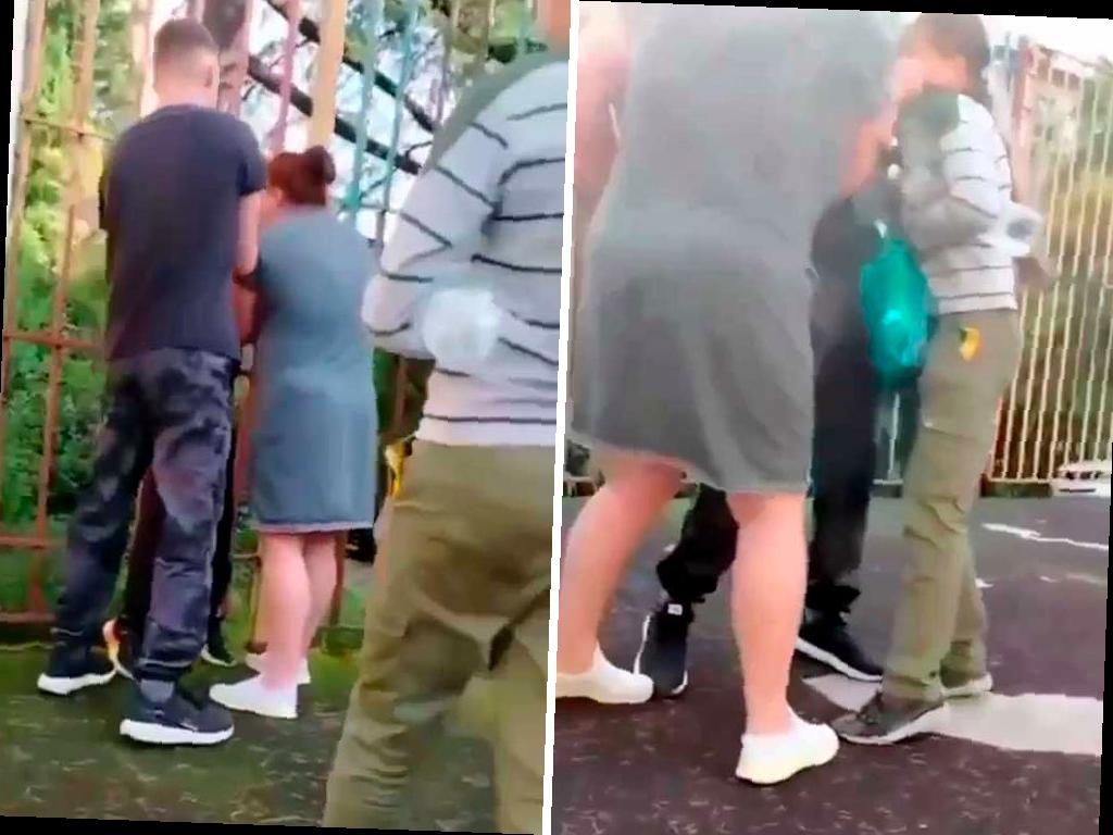 На детской площадке в сочинском районе Бытха случился конфликт, о котором стали говорить в соцсетях. Женщина начала ругаться с подростками, игравшими на площадке, и даже угрожала им. Видео инцидента быстро распространилось в интернете.