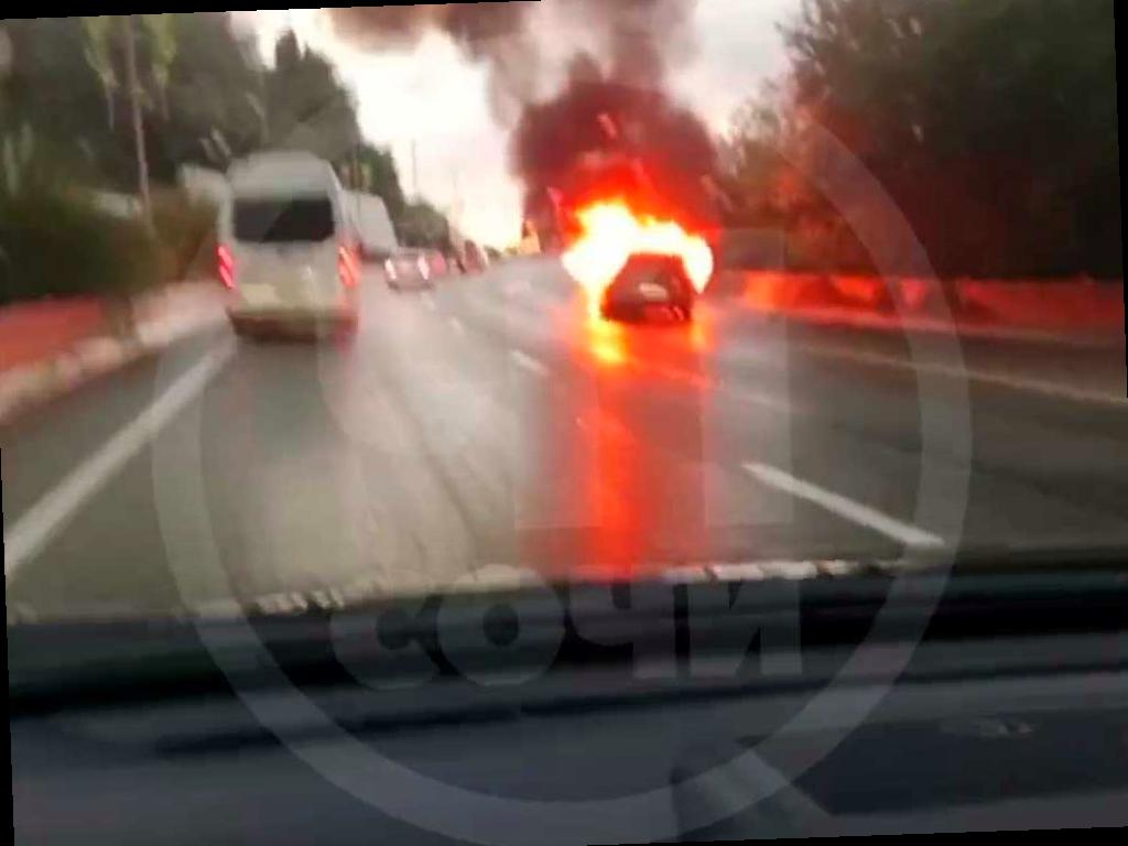 В Сочи загорелся автомобиль на трассе