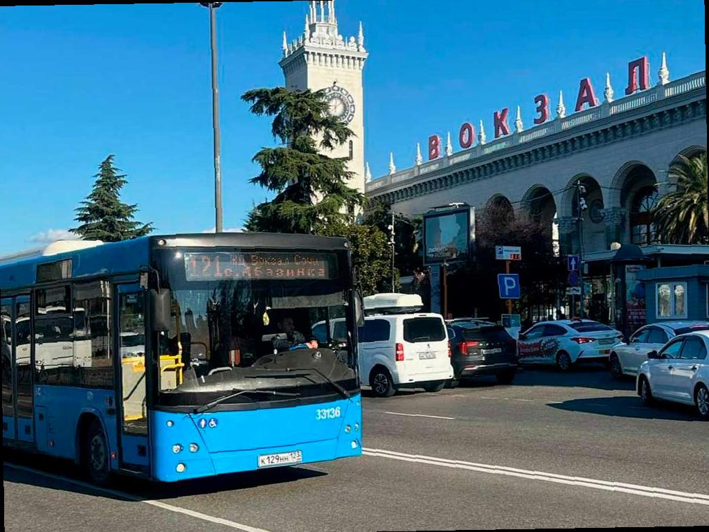 Почти полсотни автобусов в Сочи изменят маршруты на полдня