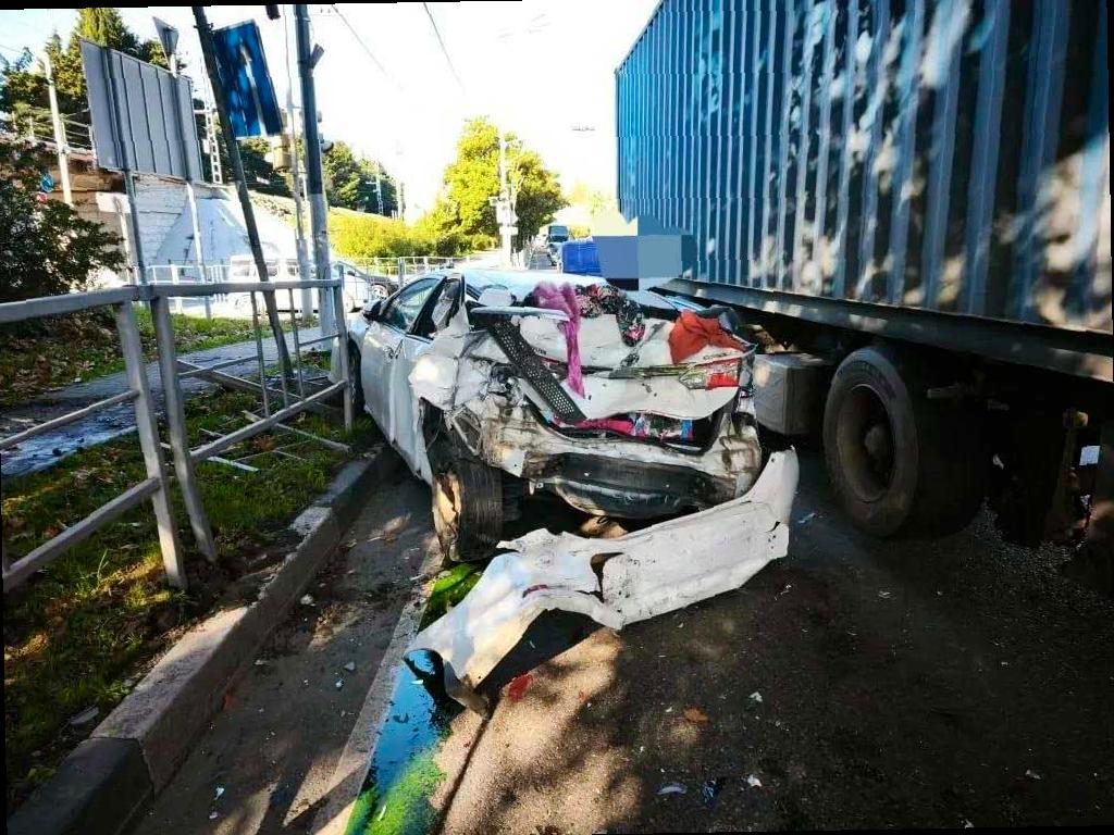 В Сочи произошло ДТП с участием грузовика и легкового автомобиля, пострадали дети