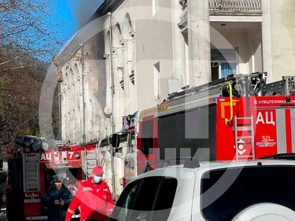 В пожаре в Сочи спасли двух человек