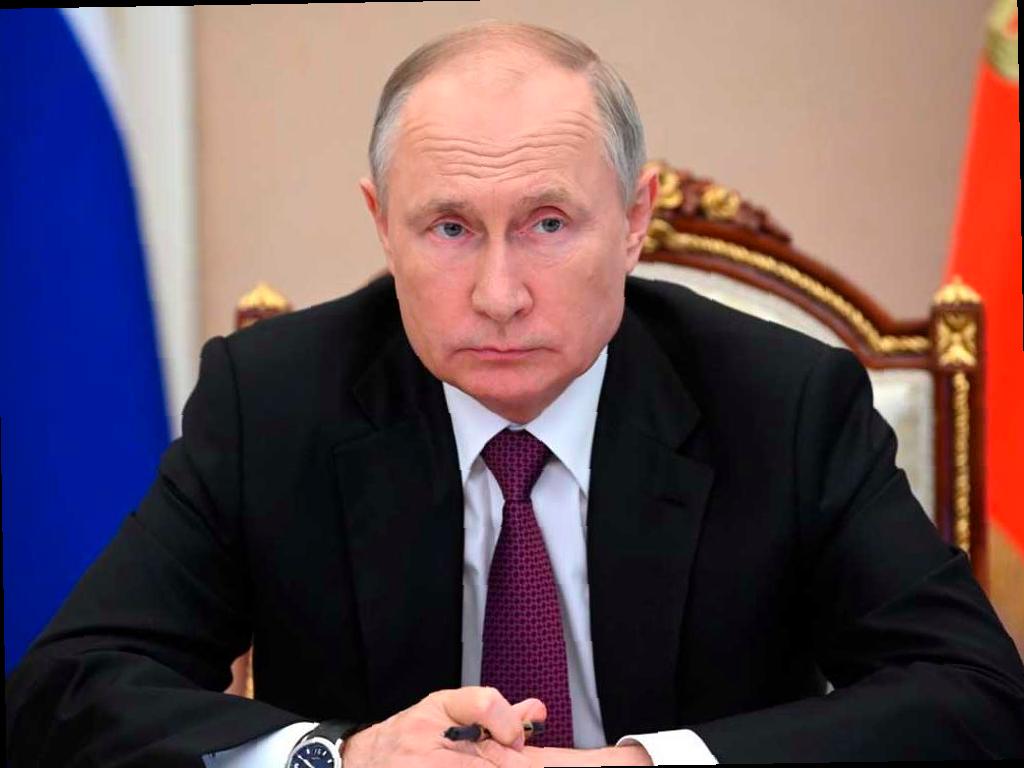 Путин подписал новые законы: что изменится в ЖКХ, пенсиях и регионах