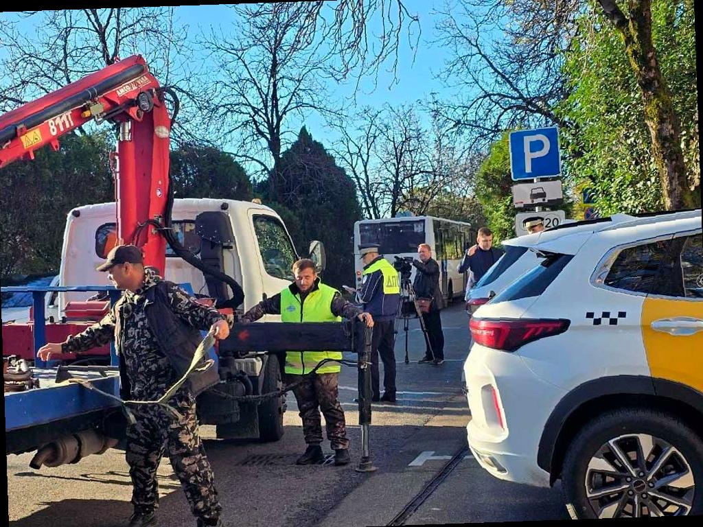 В Сочи эвакуируют неправильно припаркованные автомобили