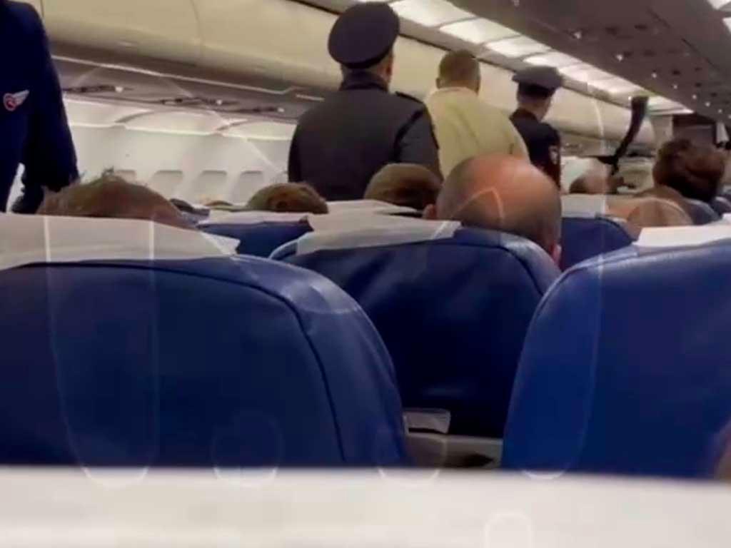 Пьяный пассажир вызвал неприятности на рейсе в Санкт-Петербург