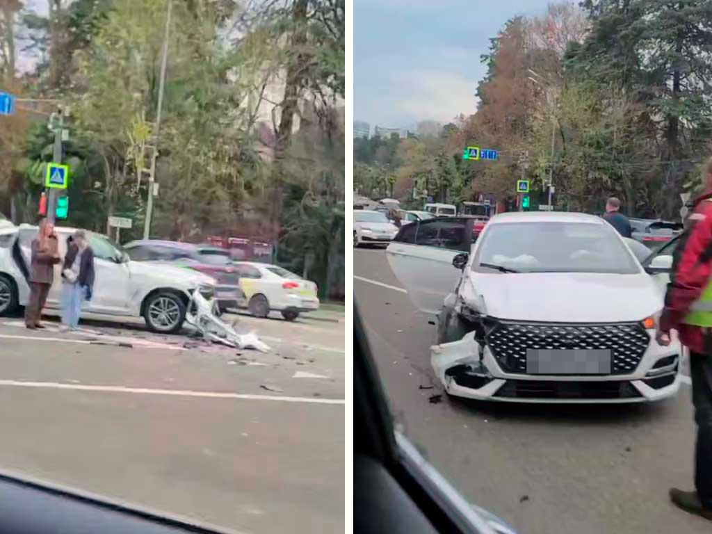 На Курортном проспекте в Сочи произошло столкновение двух автомобилей.