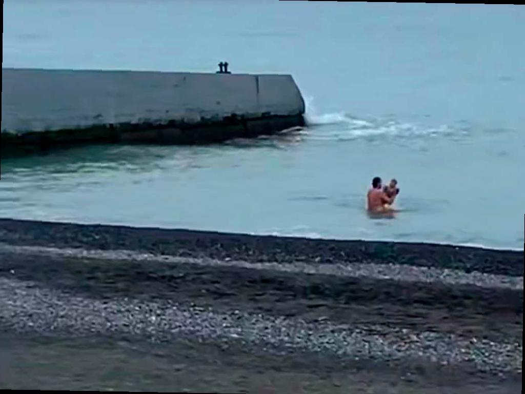 В Сочи мужчина купал в зимнем море детей, полиция разыскивает «моржа»