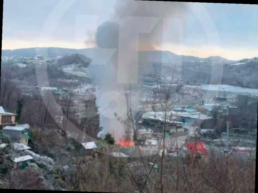Сильный пожар в частном доме в Сочи