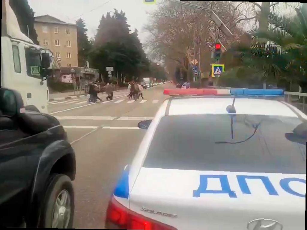 Инспекторы Госавтоинспекции в Сочи используют громкоговорители для обучения ПДД
