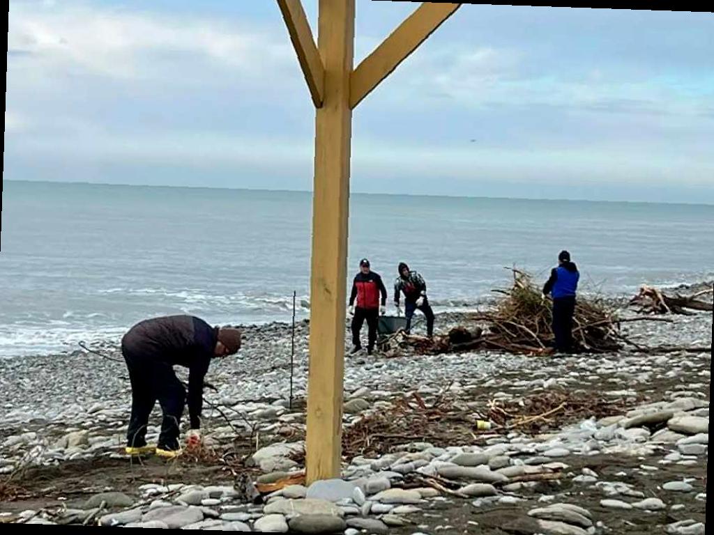 Уборка пляжей в Сочи после шторма