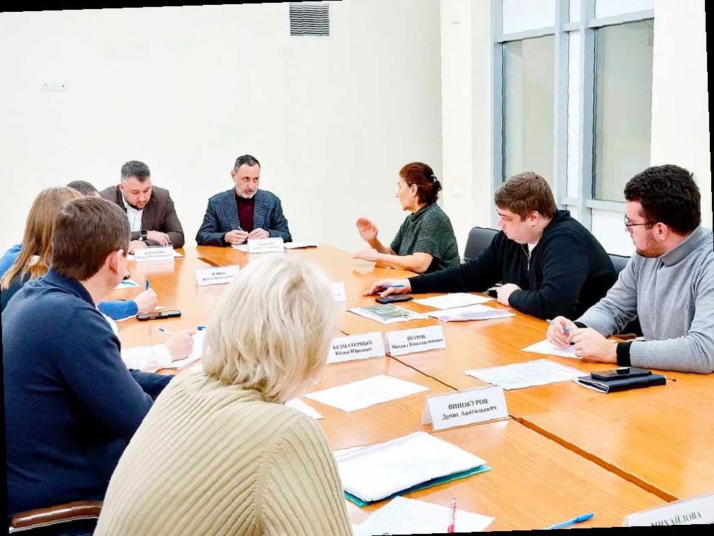 Депутат Виктор Тепляков провел прием жителей Центрального района Сочи. Встрече присоединились представители мэрии, сетевых организаций и ТОС. Одной из проблем был аварийный участок водовода. Решено установить собственника коммуникаций или передать объект на баланс для ремонта. Также обсуждались жалобы на гостиницу на улице Кубанской. Планируется проверить документы объекта и обеспечить надлежащую инфраструктуру. Были также затронуты вопросы УК и уличного освещения. Все обращения будут рассмотрены по закону.