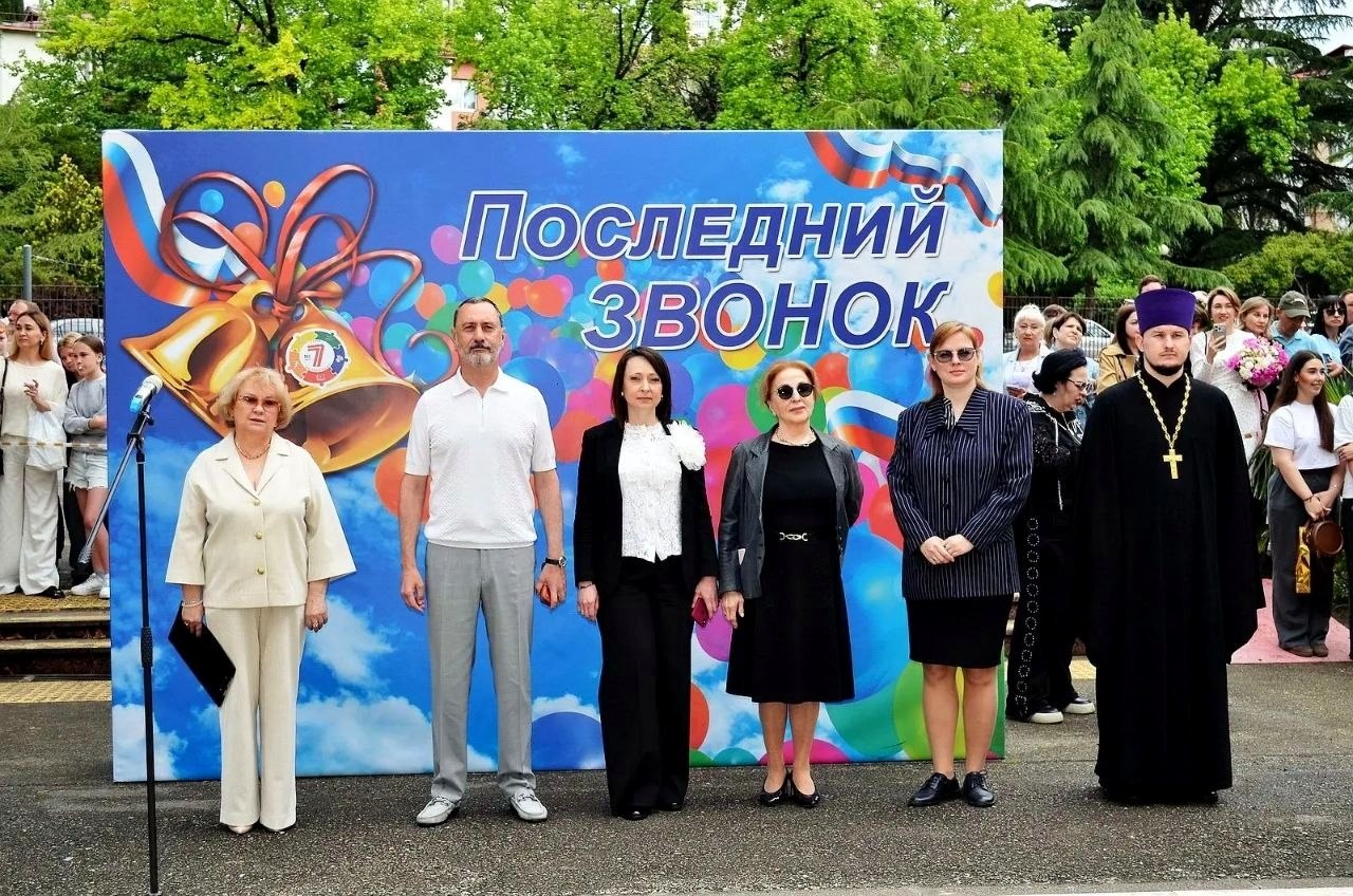Депутат ЗСК Виктор Тепляков побывал на последнем звонке в школе №7 Сочи
