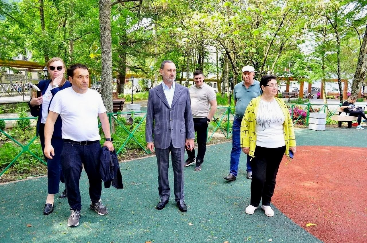 Депутат ЗСК Виктор Тепляков посетил сквер на Мацесте в Сочи