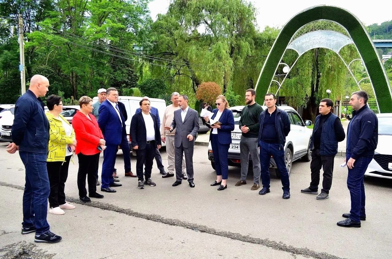 Депутат ЗСК Виктор Тепляков посетил сквер на Мацесте в Сочи