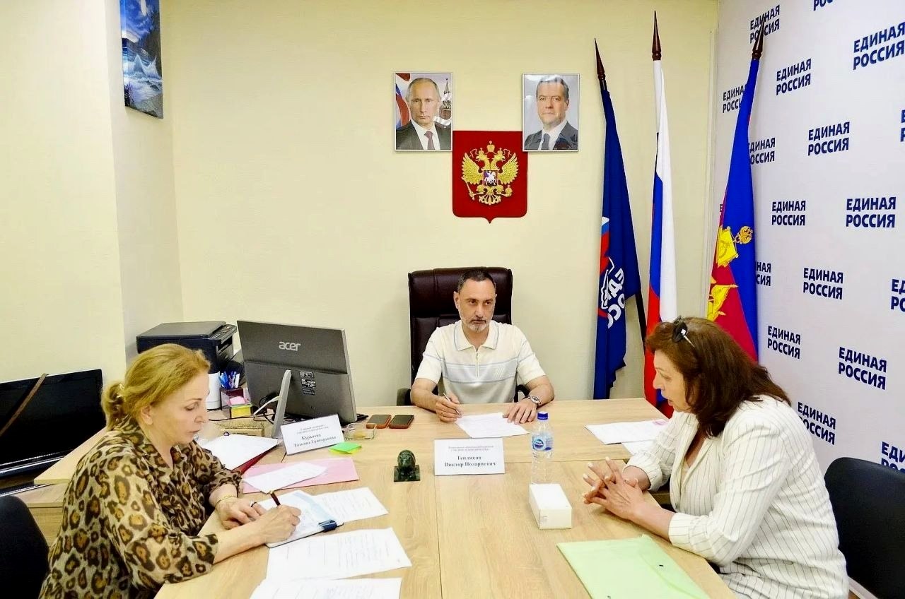 Депутат Законодательного Собрания Виктор Тепляков провёл приём граждан в Общественной приёмной
