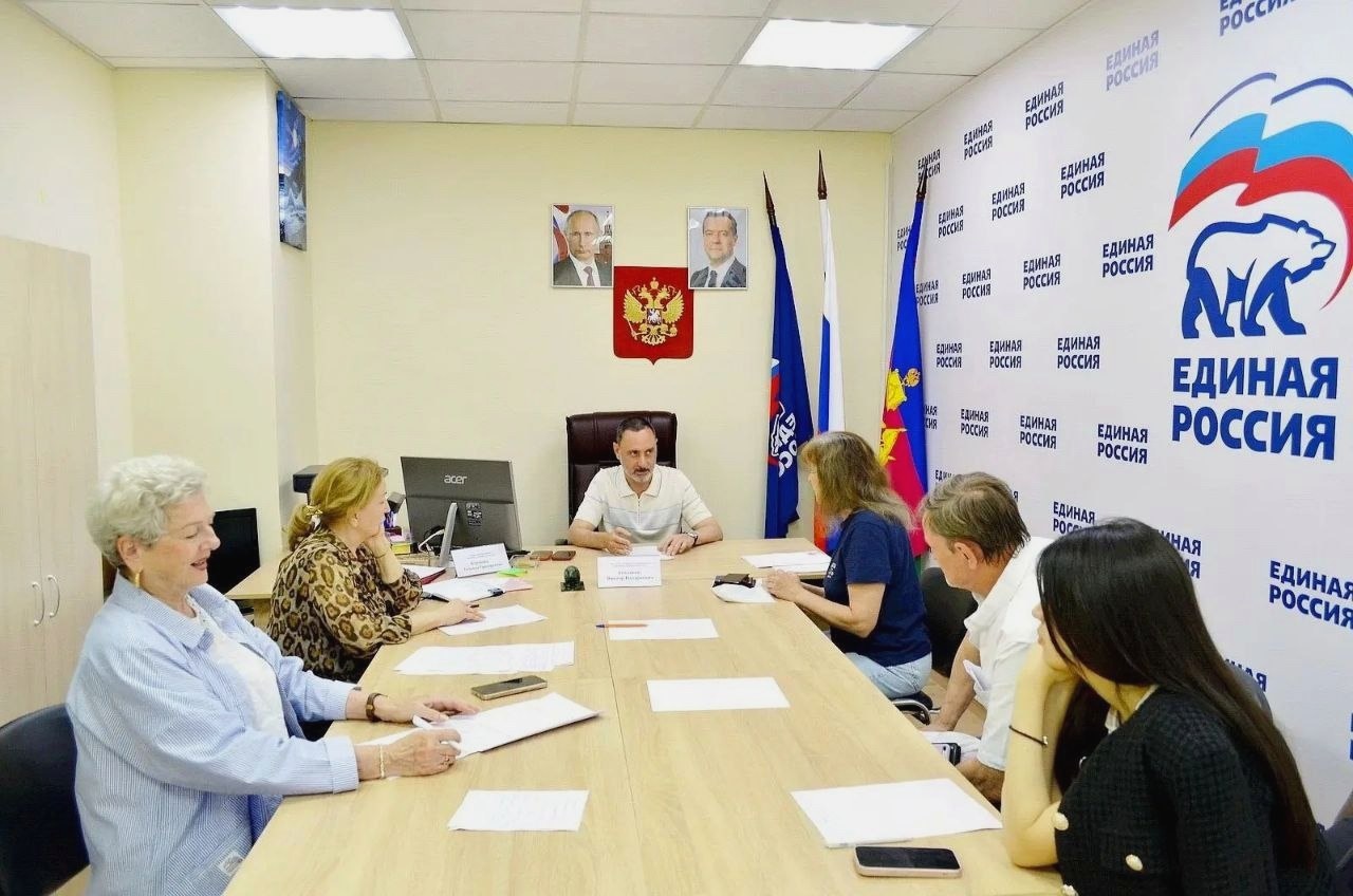 Депутат Законодательного Собрания Виктор Тепляков провёл приём граждан в Общественной приёмной