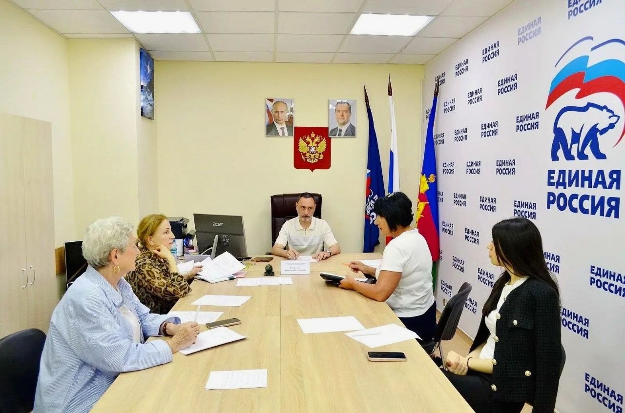Депутат Законодательного Собрания Виктор Тепляков провёл приём граждан в Общественной приёмной