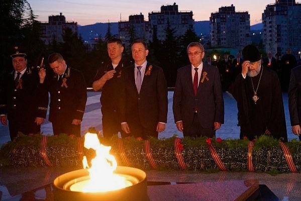 Глава Сочи Андрей Прошунин возложил цветы к Вечному огню в День памяти и скорби
