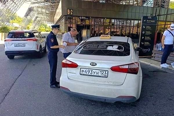Ужесточены меры против нелегальных таксистов в Сочи в курортный сезон