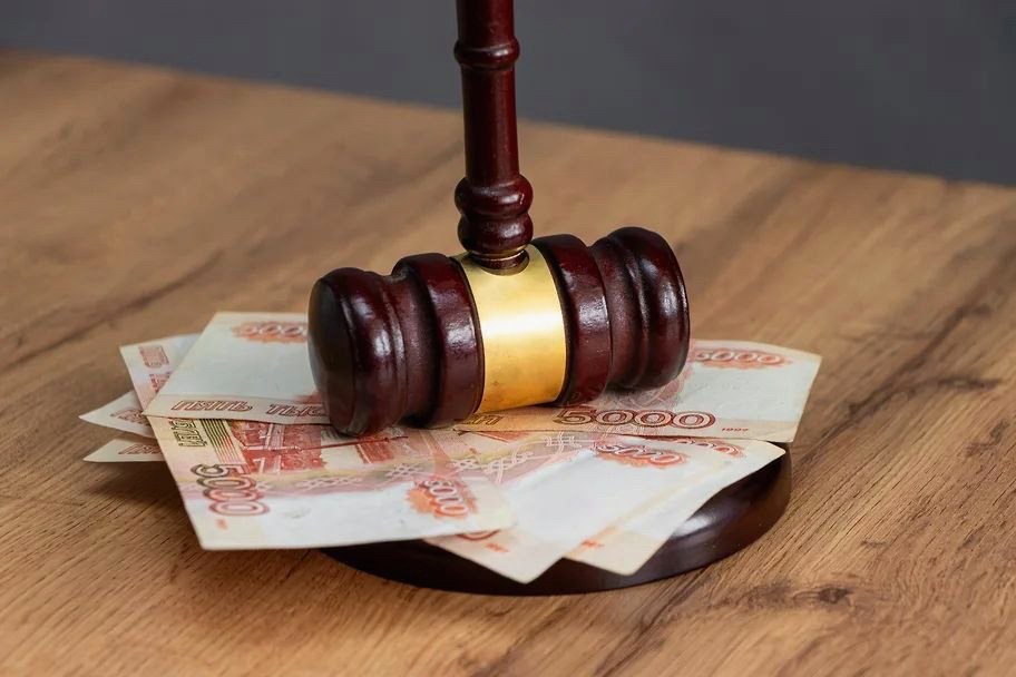 В Сочи мужчину оштрафовали за надписи на купюрах против армии РФ