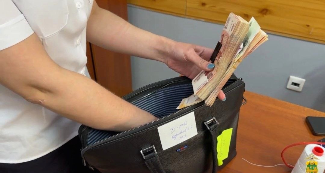 Задержан курьер мошенников, пытавшийся обменять 1,8 млн рублей