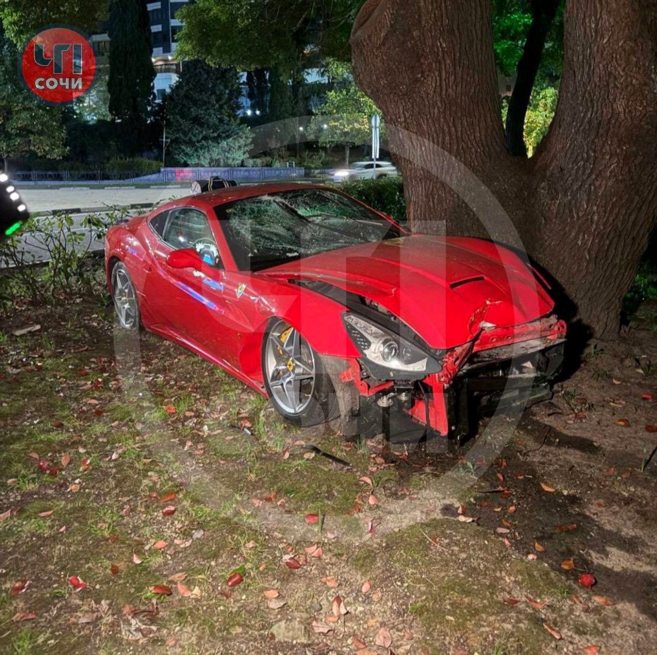 Спорткар Ferrari California попал в аварию в Сочи